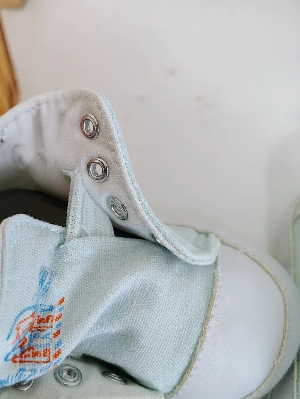 Vintage WINNIE THE POOH Light Blue Tigger Canvas Baby Sneakers Size 3